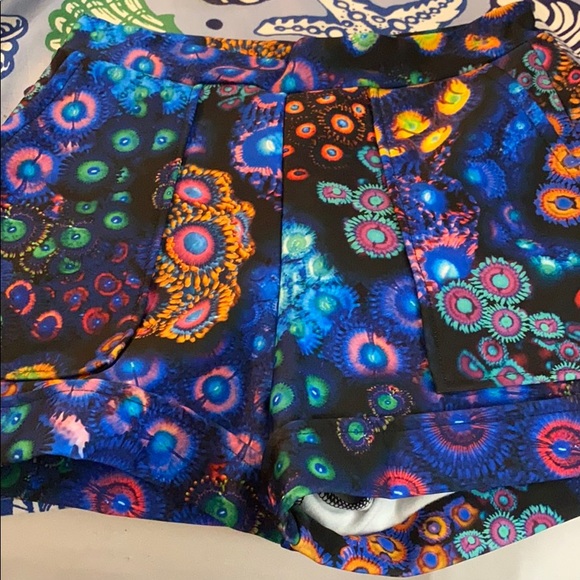 Blackmilk Pants - BlackMilk Zoa Garden Cuffed Shorts